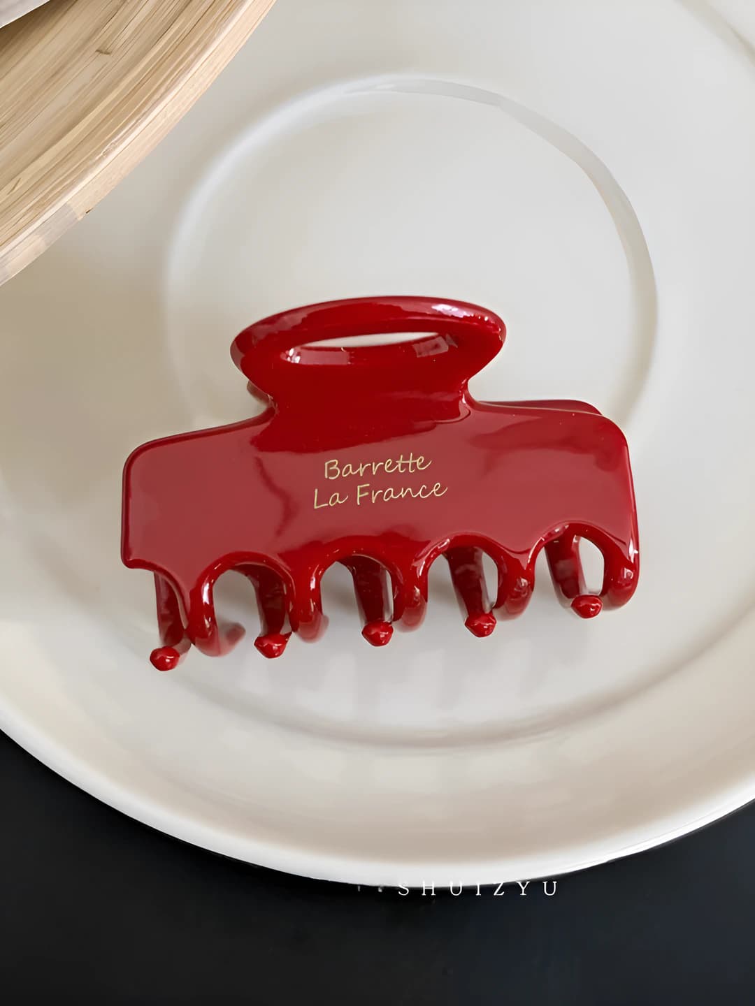 Red gold logo shark clip 6cm