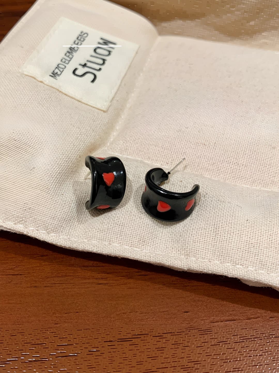 Black-red heart C-ring