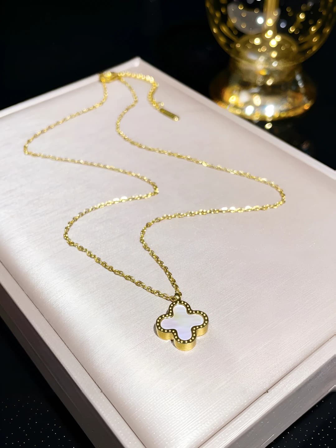 Women's clover pendant necklace in titanium steel, 41-50 cm, 4 g