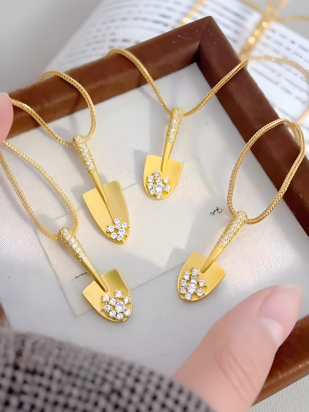 Women's necklace with rhinestone shovel pendant in retro style