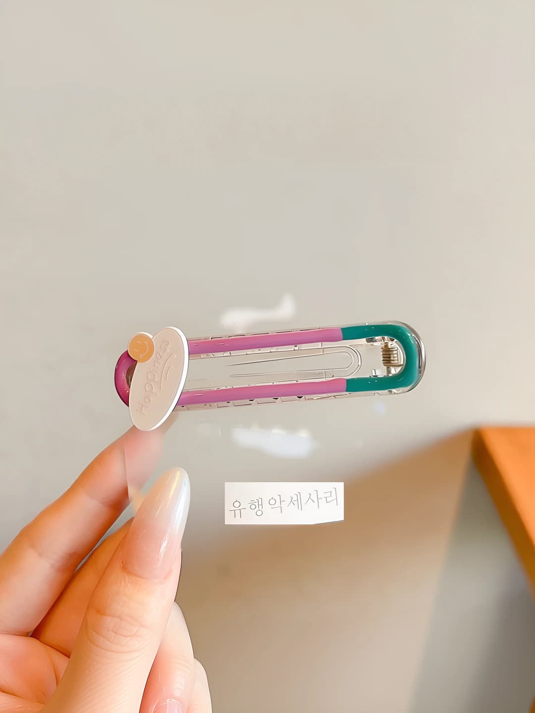 Purple-green contrast clip, 6.8 cm