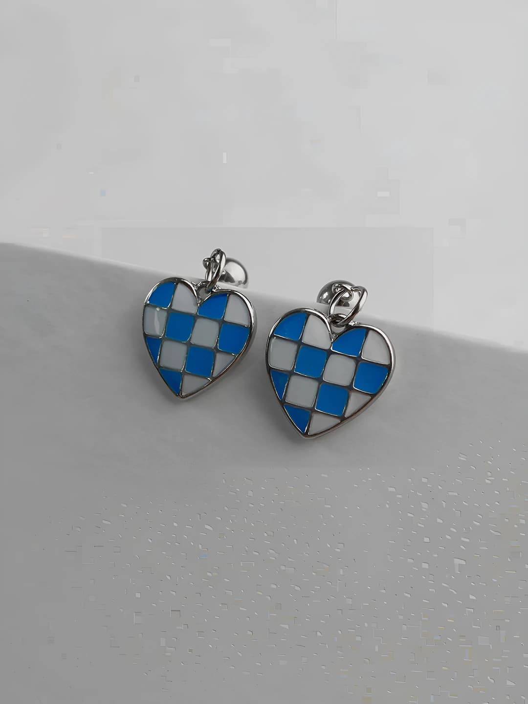 Синие и белые клетчатые серьги