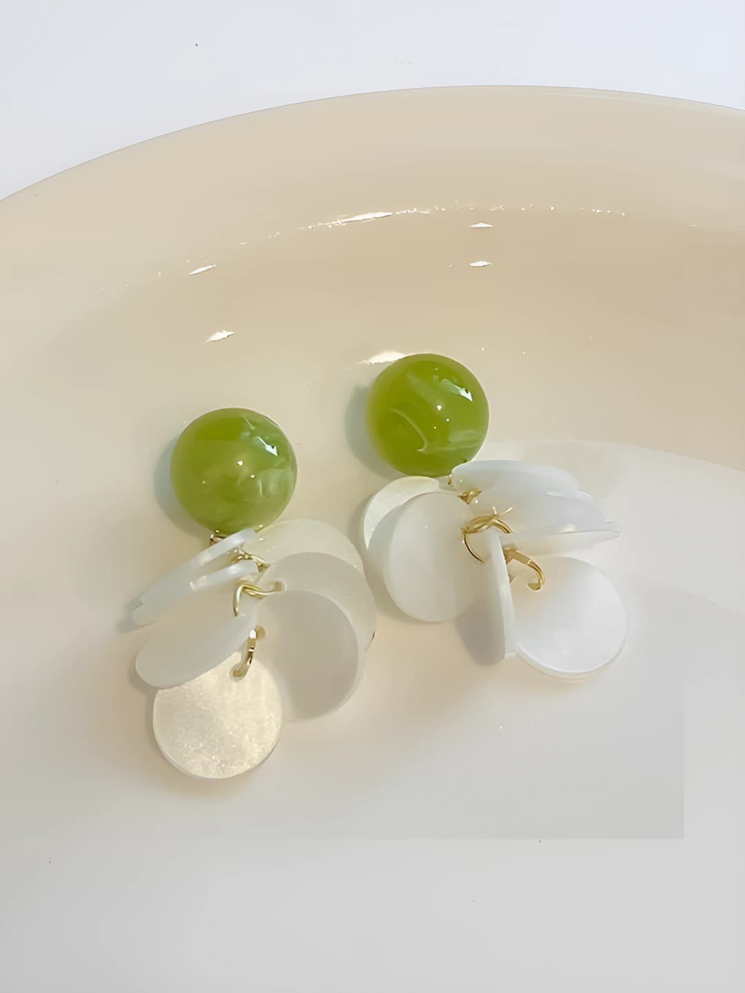 Зелёные серьги из раковины
