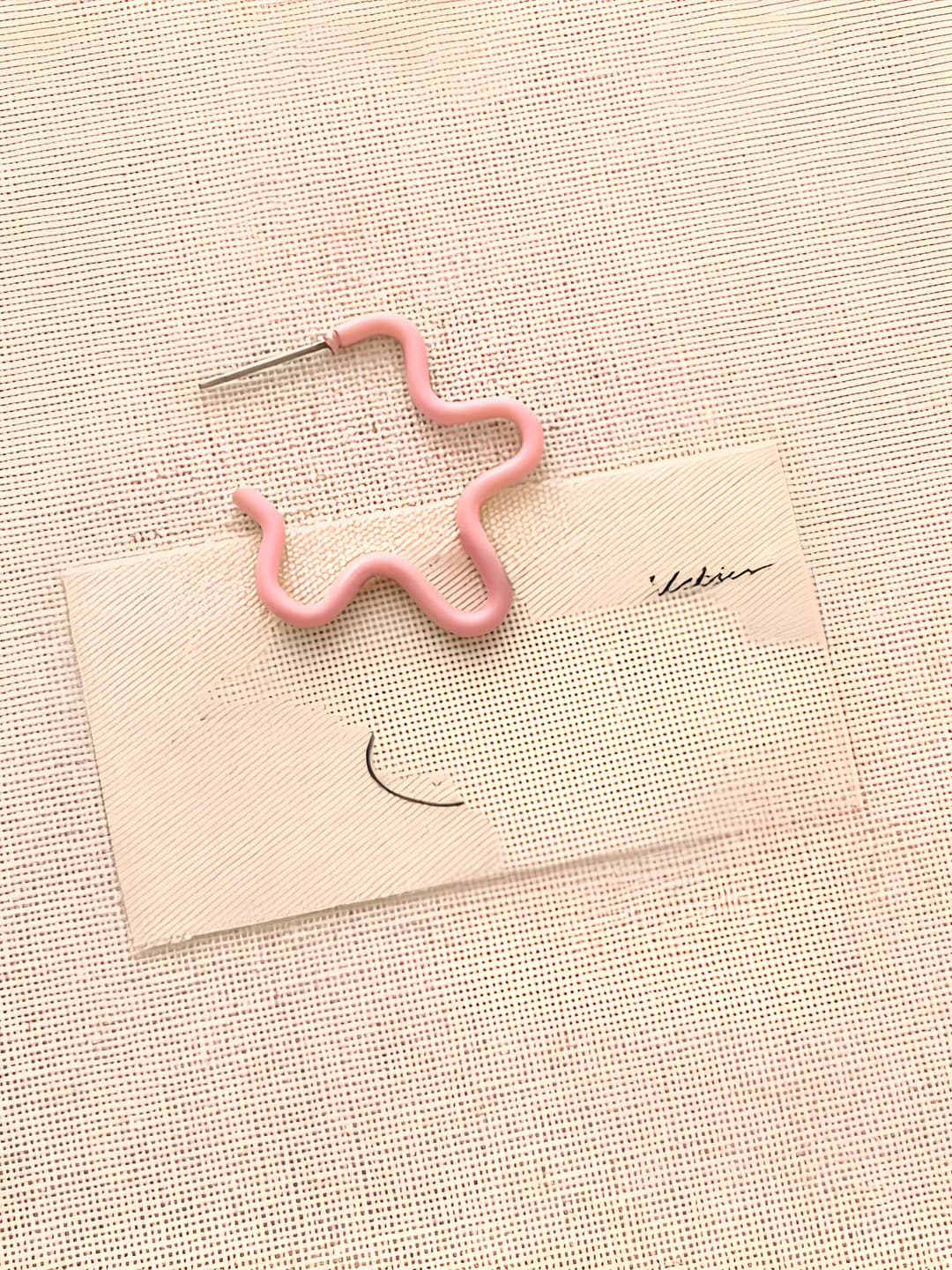 Pink colour-block cutout flower earrings
