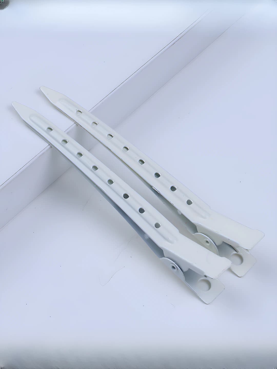 8-hole single prong clip off-white