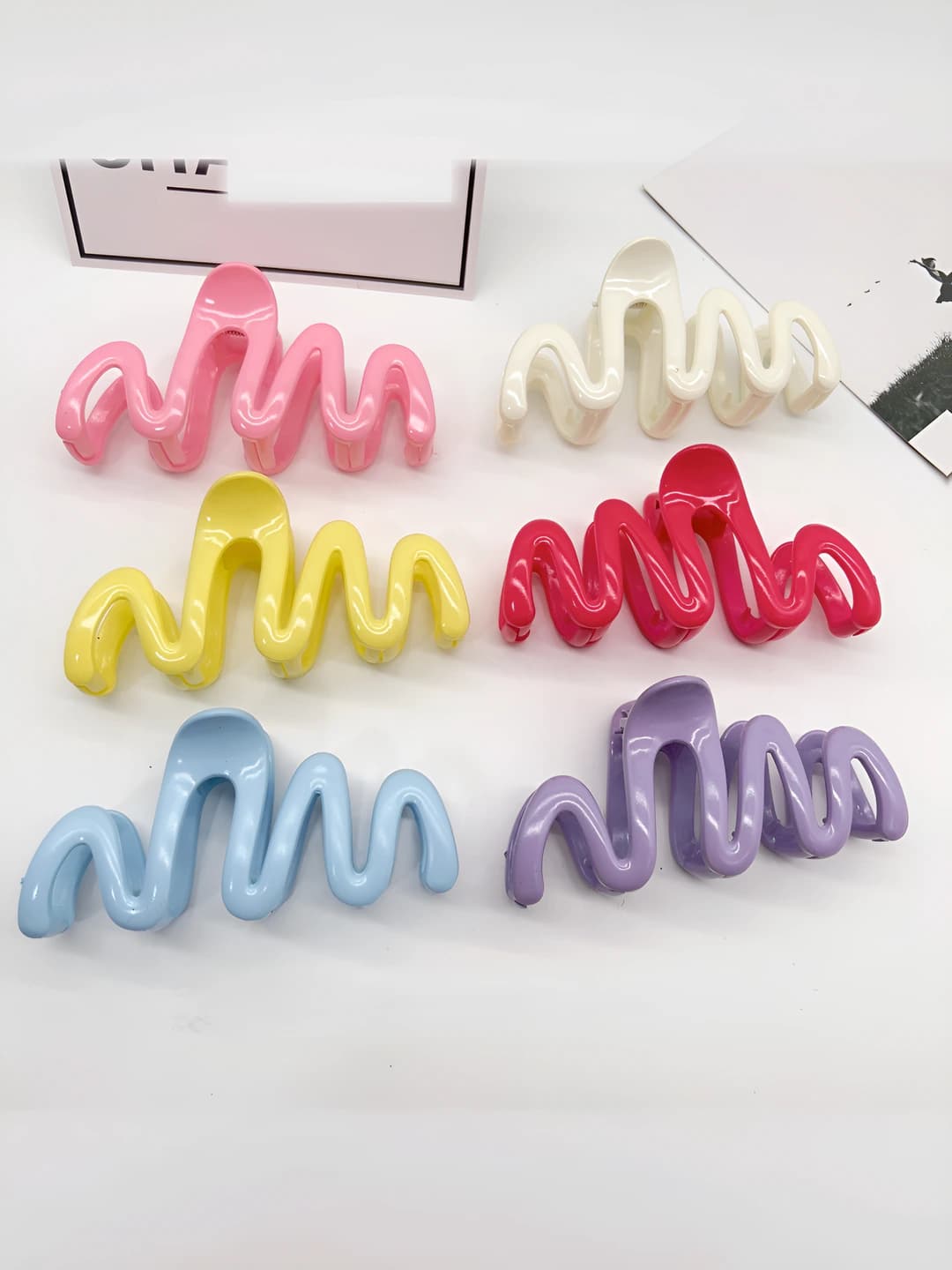 Women's wavy candy-color hair clips (shark clips) in retro style