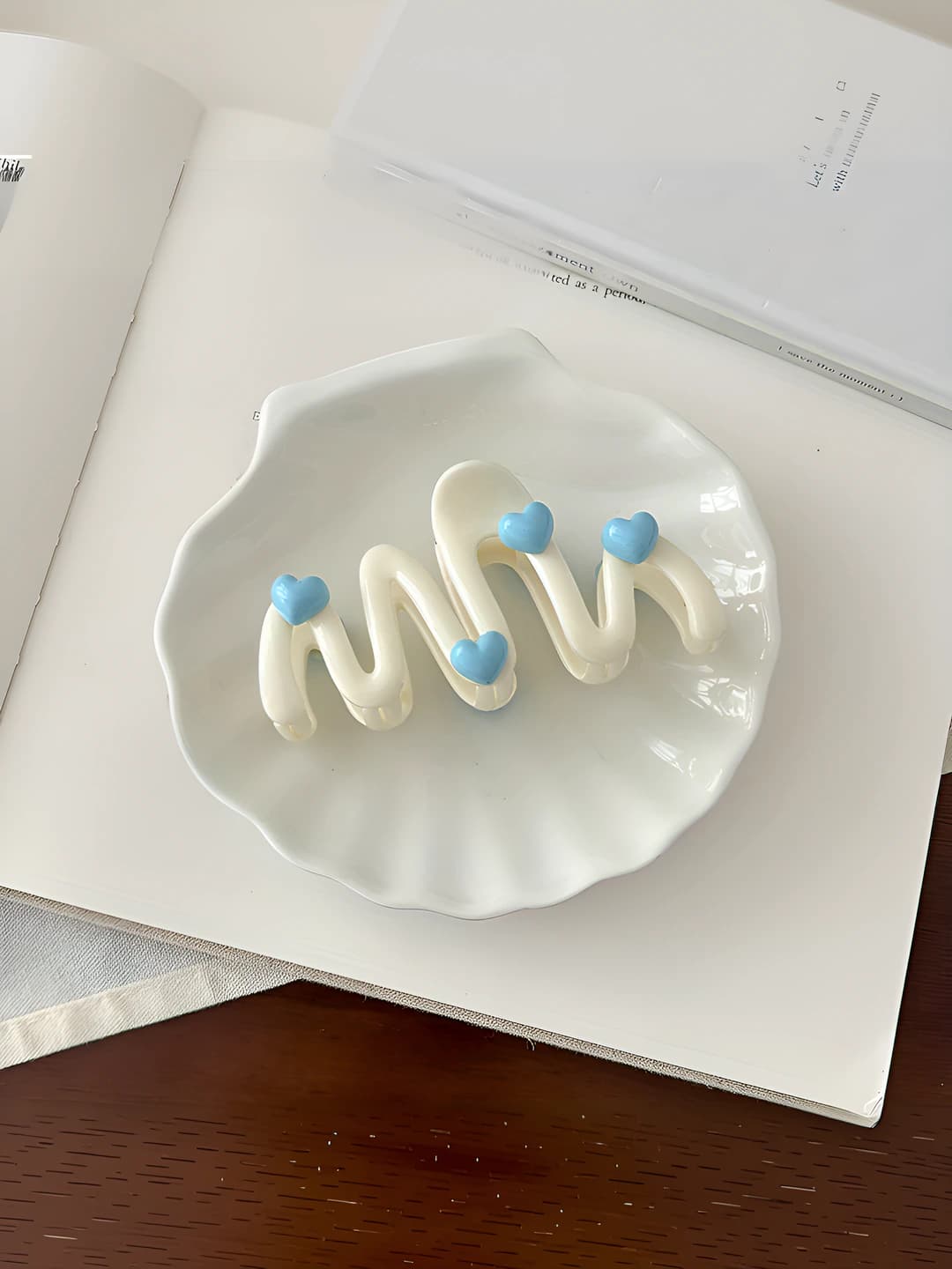 2# Beige heart wavy clip