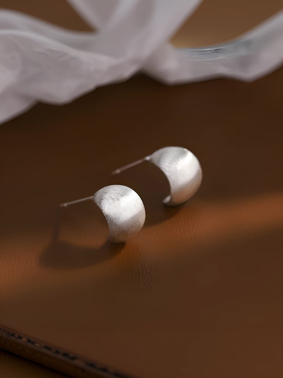 Curved brushed studs, silver
