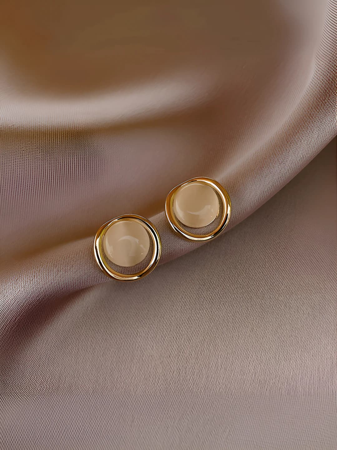 1-White cat eye stud
