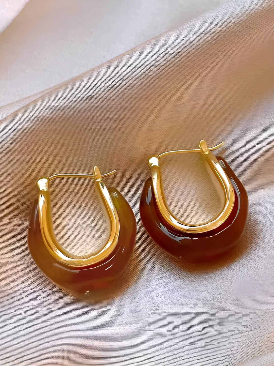 Amber U-shaped earrings