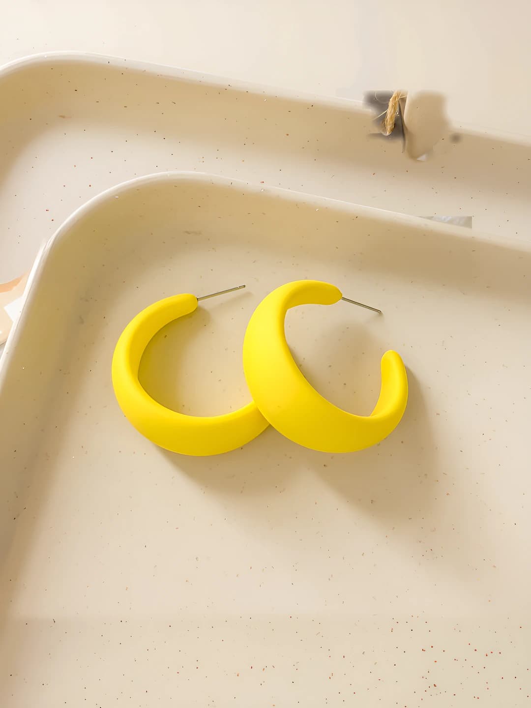 Жёлтые серьги в форме C