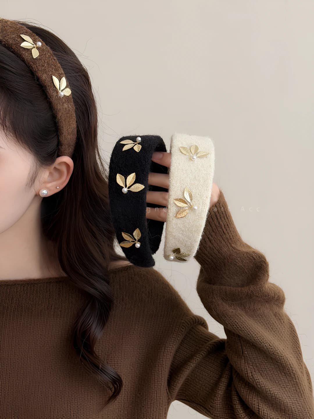 Women's retro wide felt headband with high profile and hair-holding design element