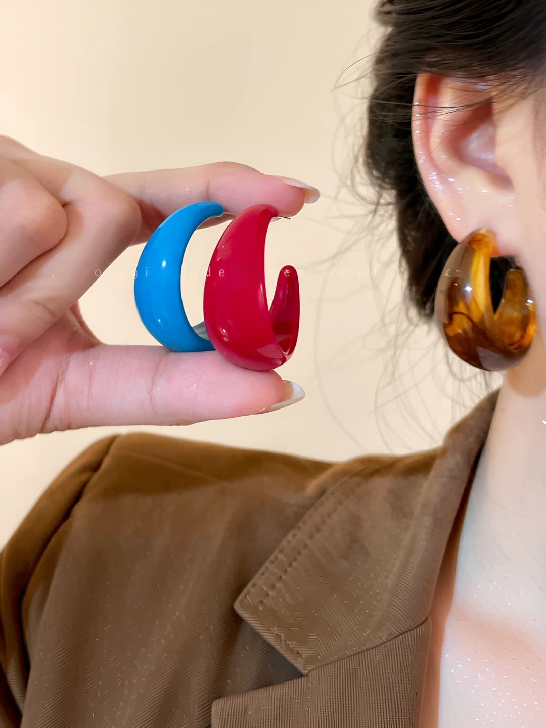 Women's C-shaped hoop earrings in retro Hong Kong style, with 925 silver post, design element