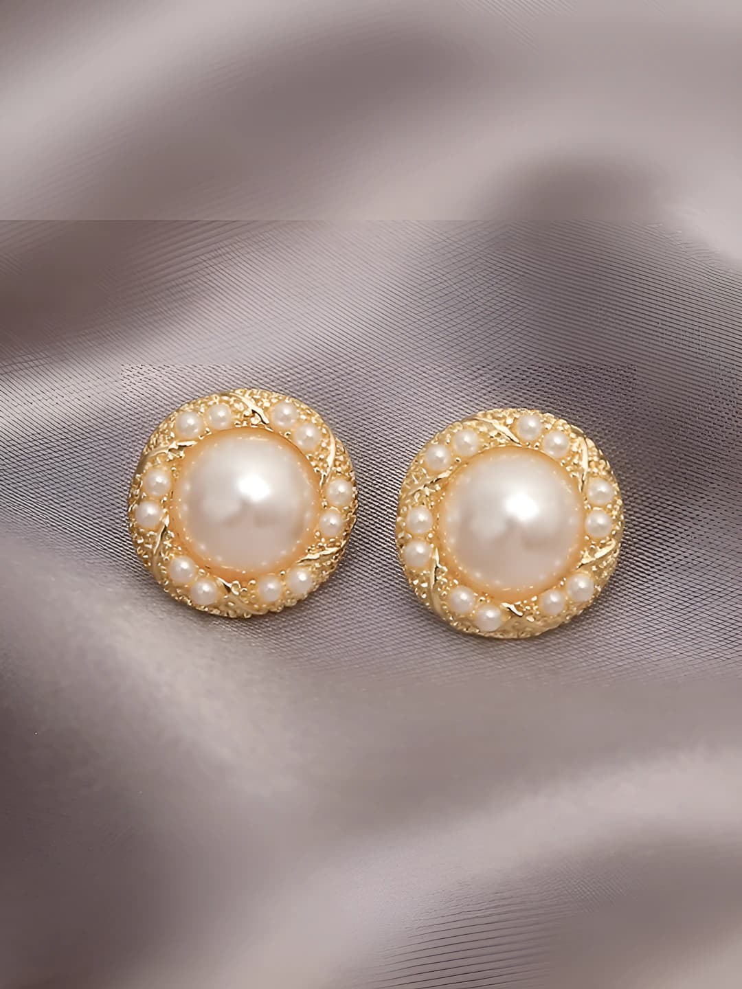 Gold rim round pearl stud