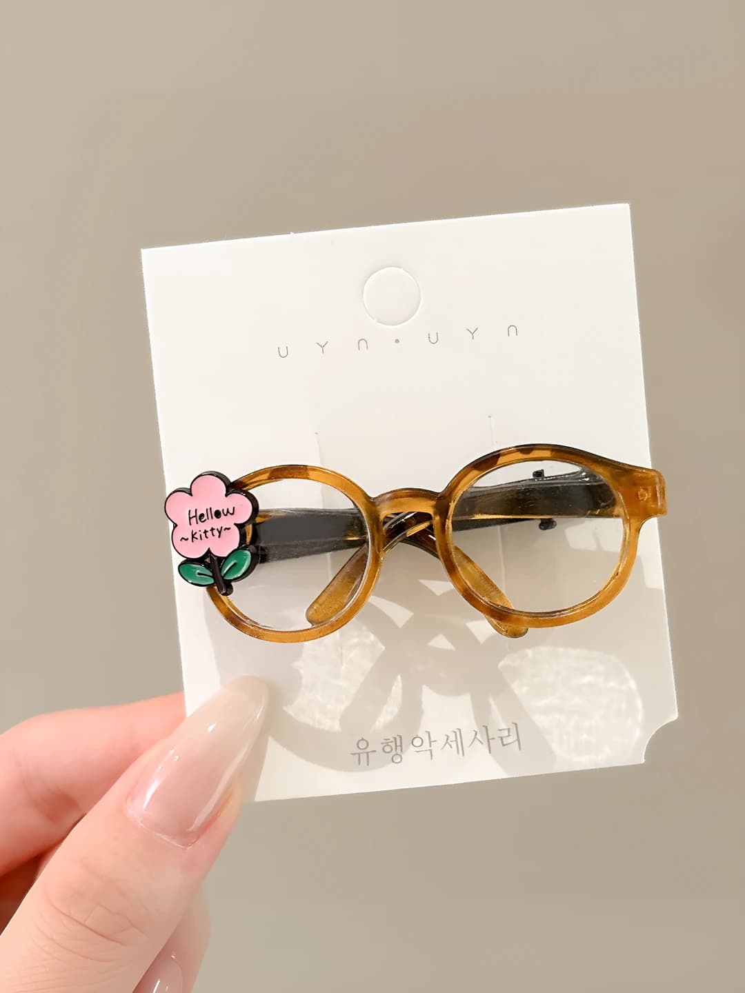 Floral glasses clip