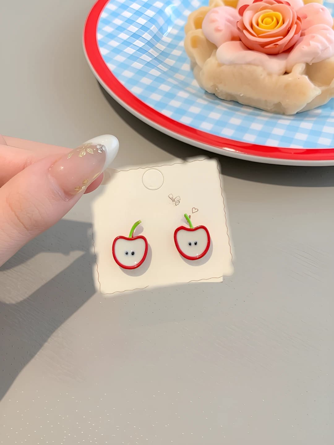 APP9 Зелёный лист красное яблоко
