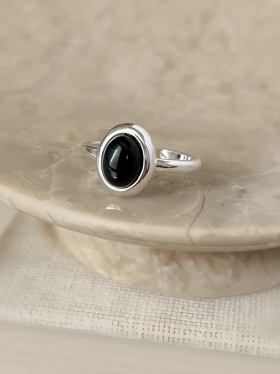 Oval black onyx 0465