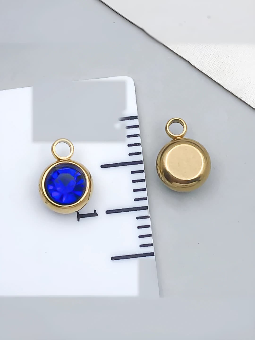Oltin 6x8.5x4mm, 1.5mm teshik, To'q ko'k, Puxtazot, 0.5g