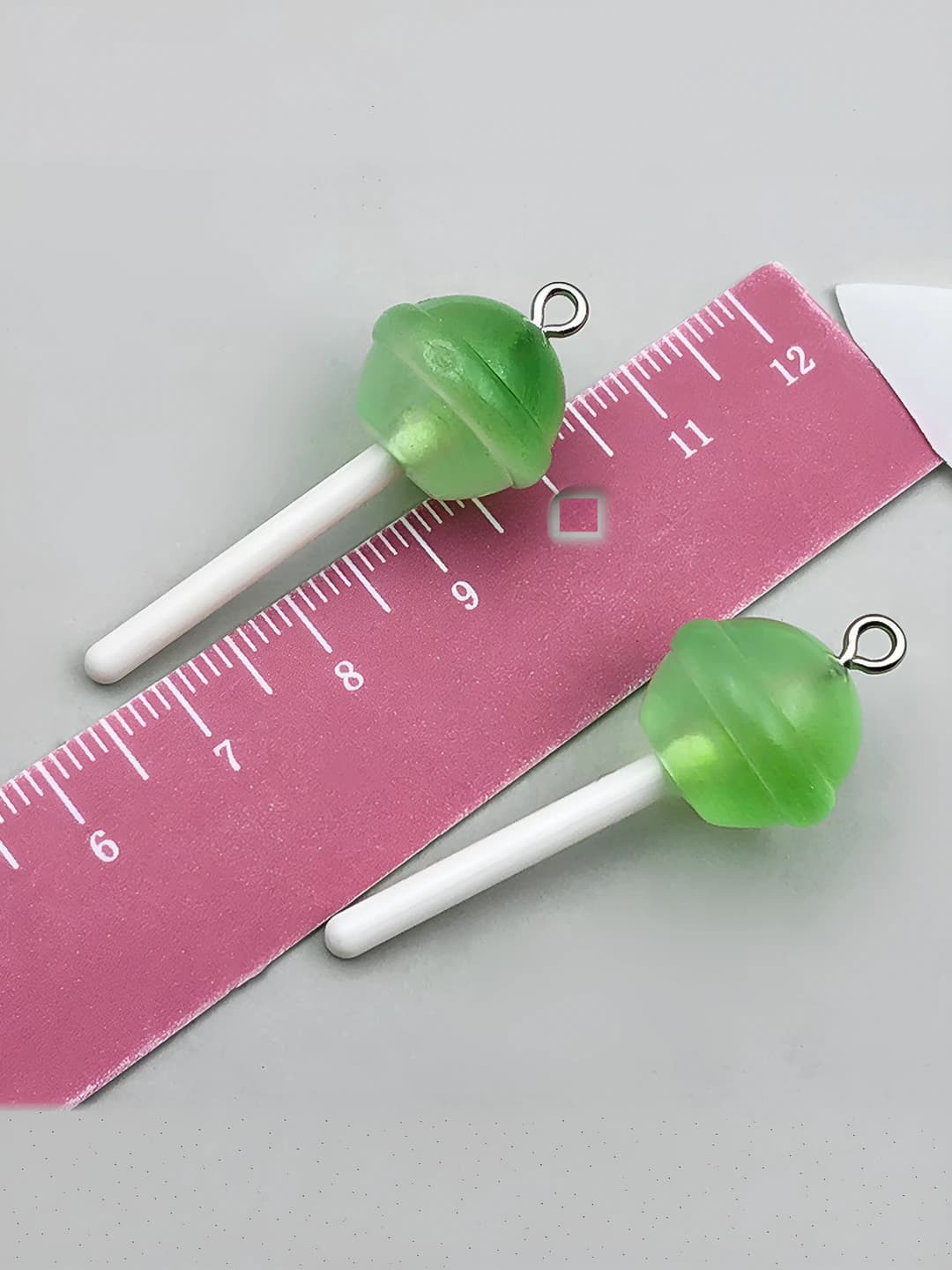 1 pc clear green resin glitter 3D lollipop 42x16x16mm-2.1g