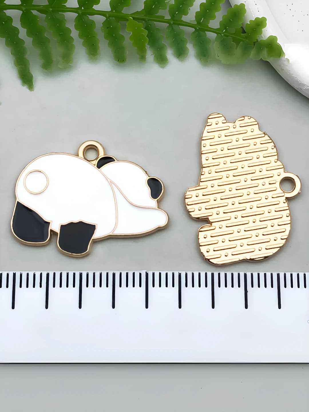 1 dona Yonbosh yotgan panda 25x18mm 1.5g