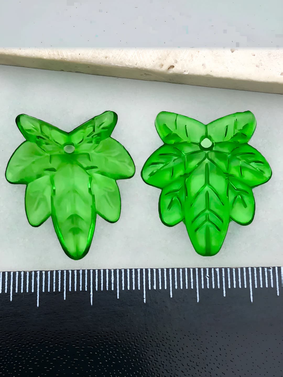 1 pc green acrylic multi-lobed leaf 26x24mm-0.7g-22147