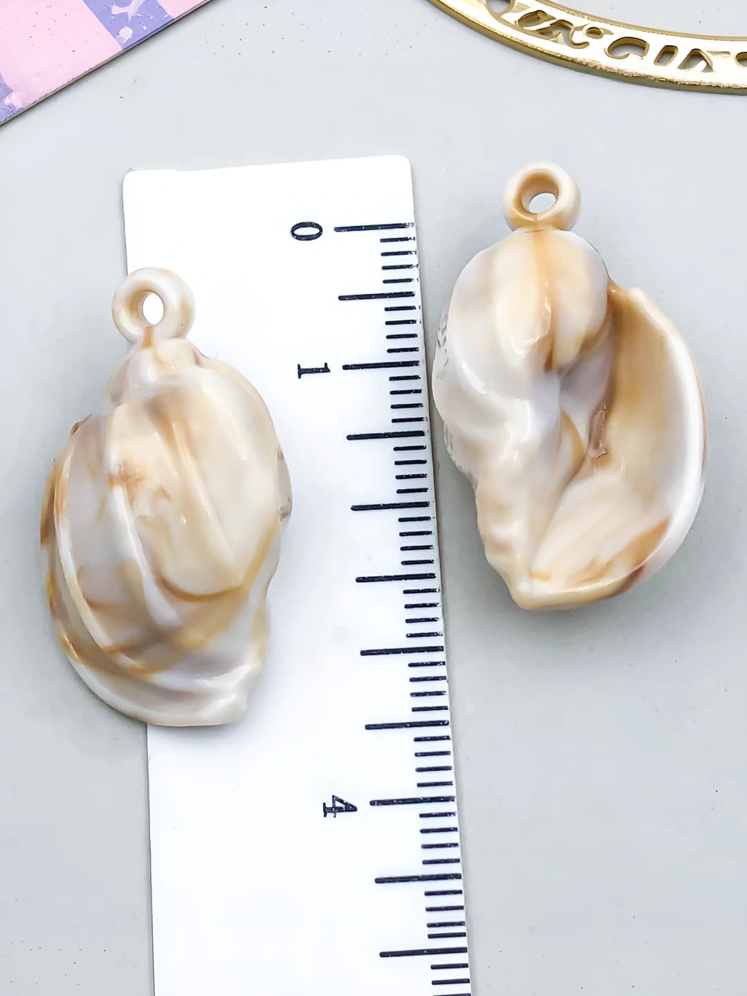 1 pc Beige acrylic ocean conch, 30x17x14mm, 2.25g