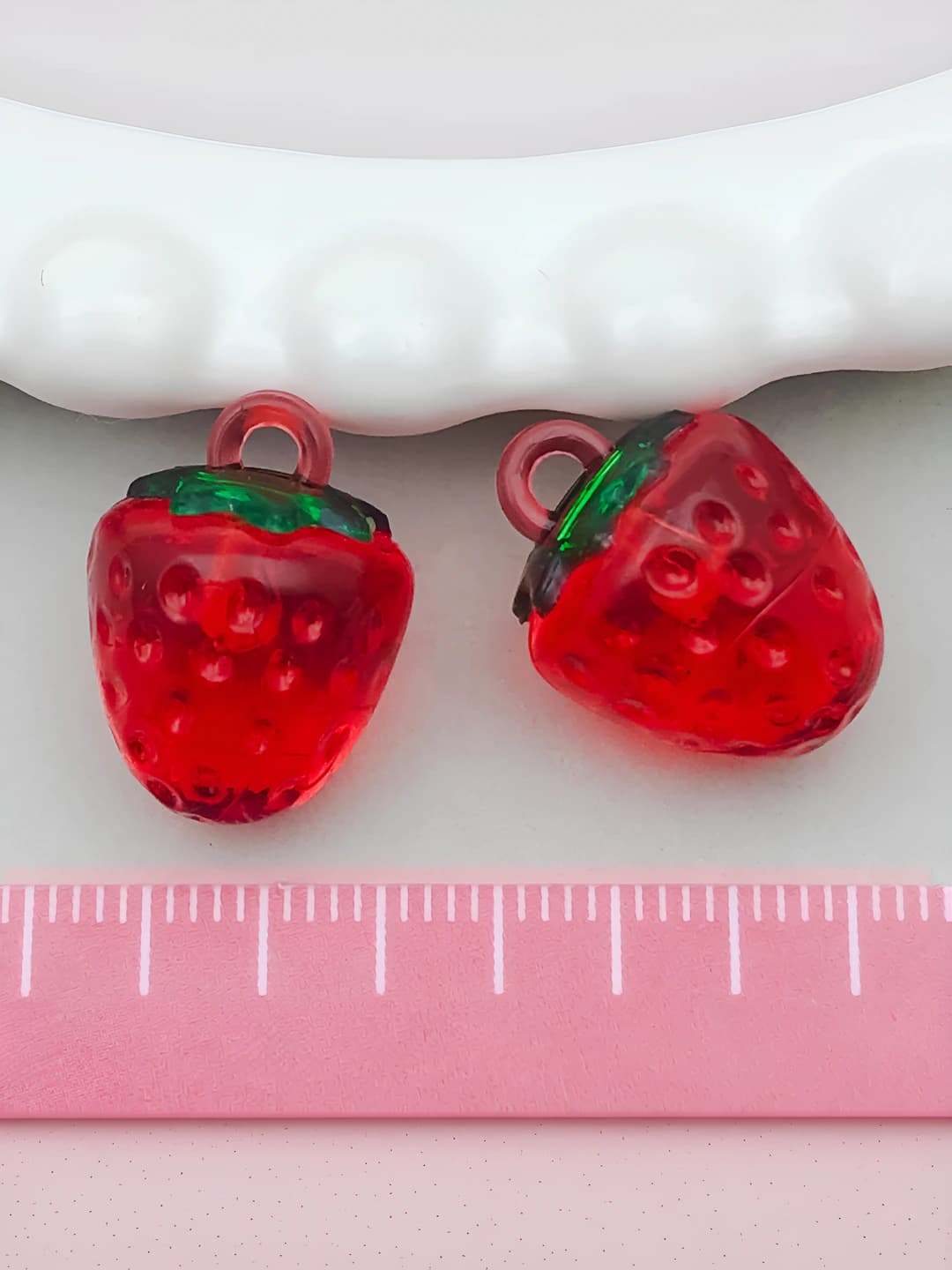 1 pc Clear red acrylic strawberry 18x14mm-1.7g-22164