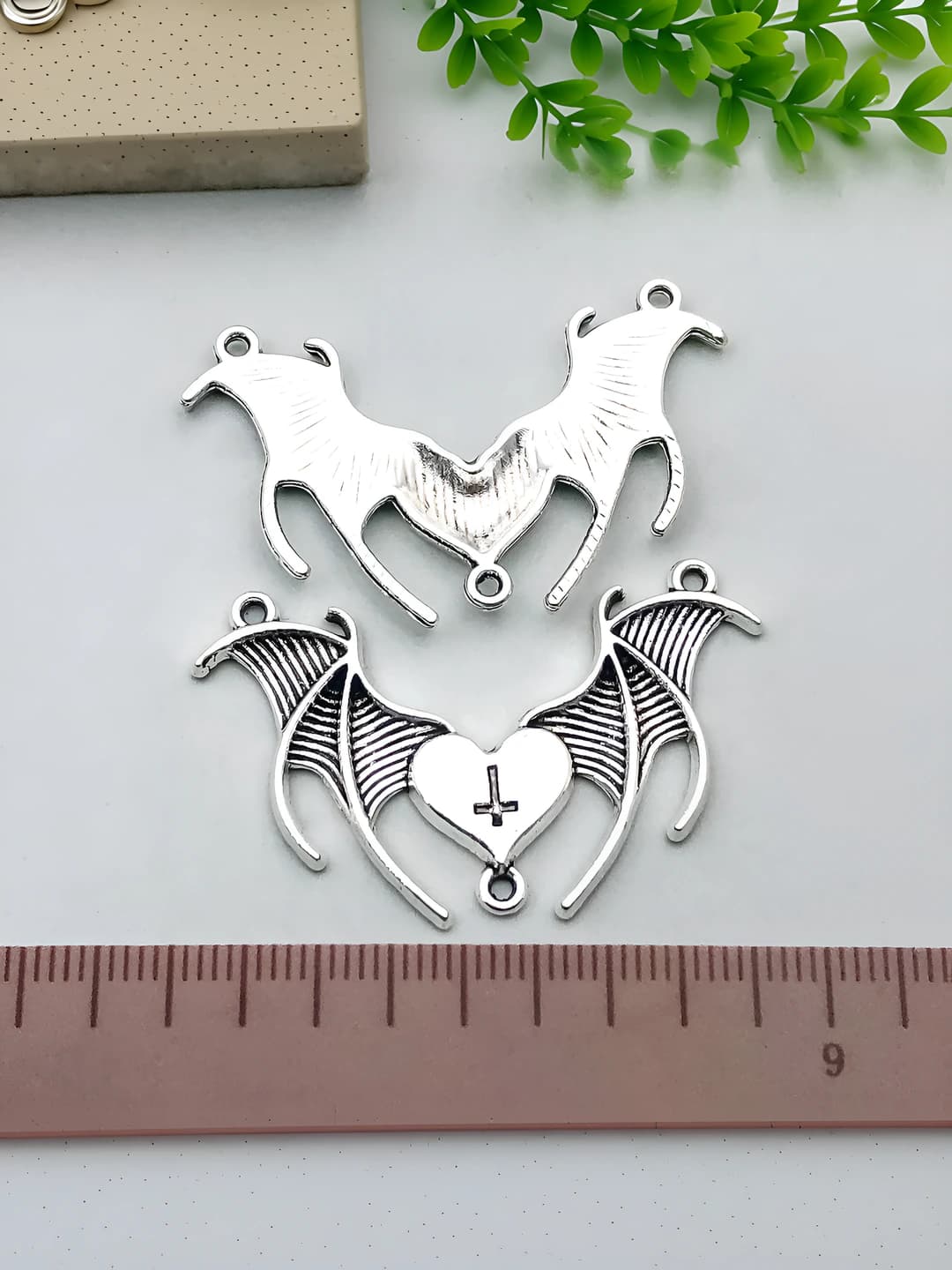 1 dona uch teshikli xoch, qanotli yovuz, 41x26mm, 3.9g
