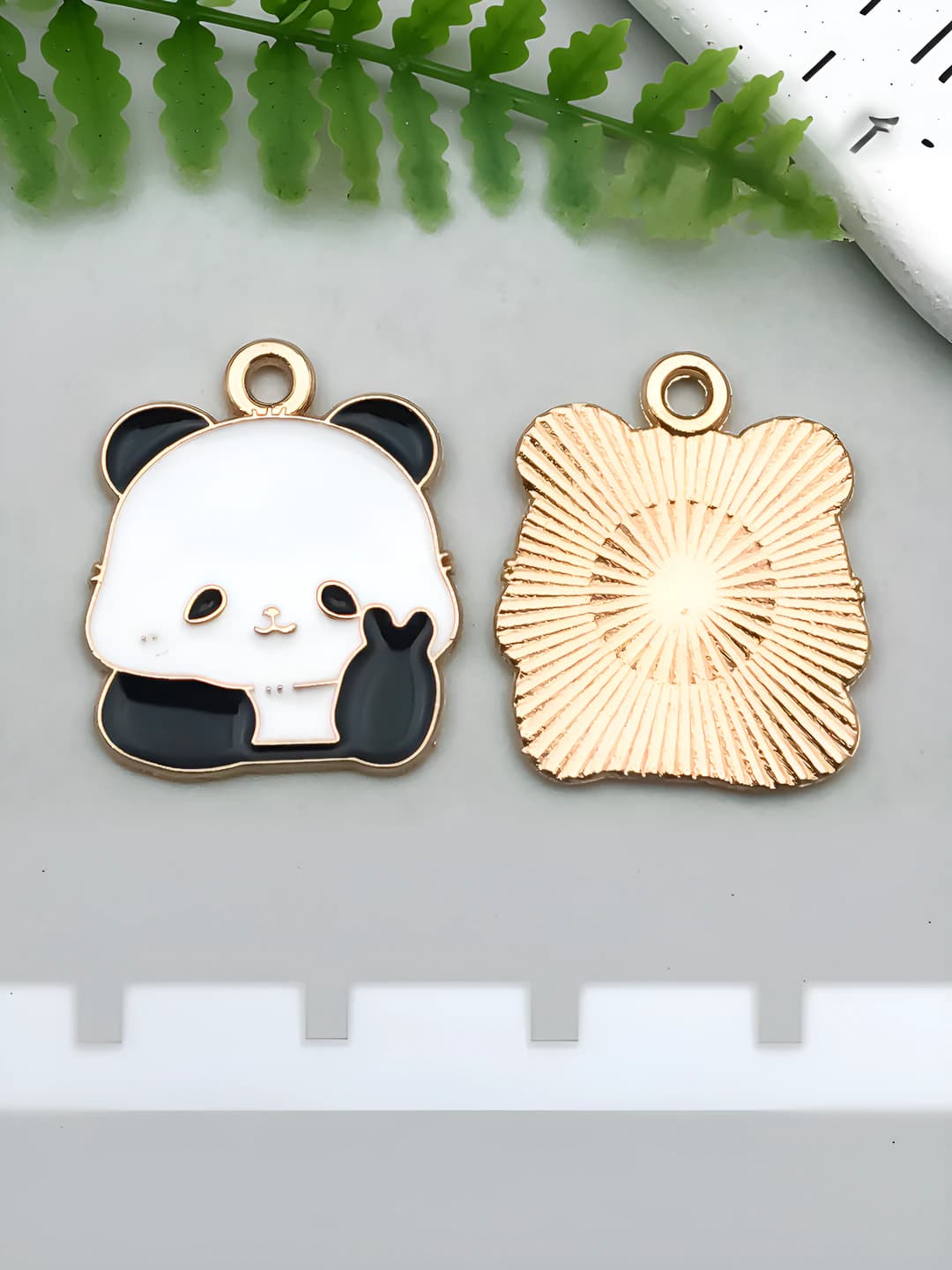 1 dona V-ko'rinishi g'alaba panda 21x17mm-1.2g-21649