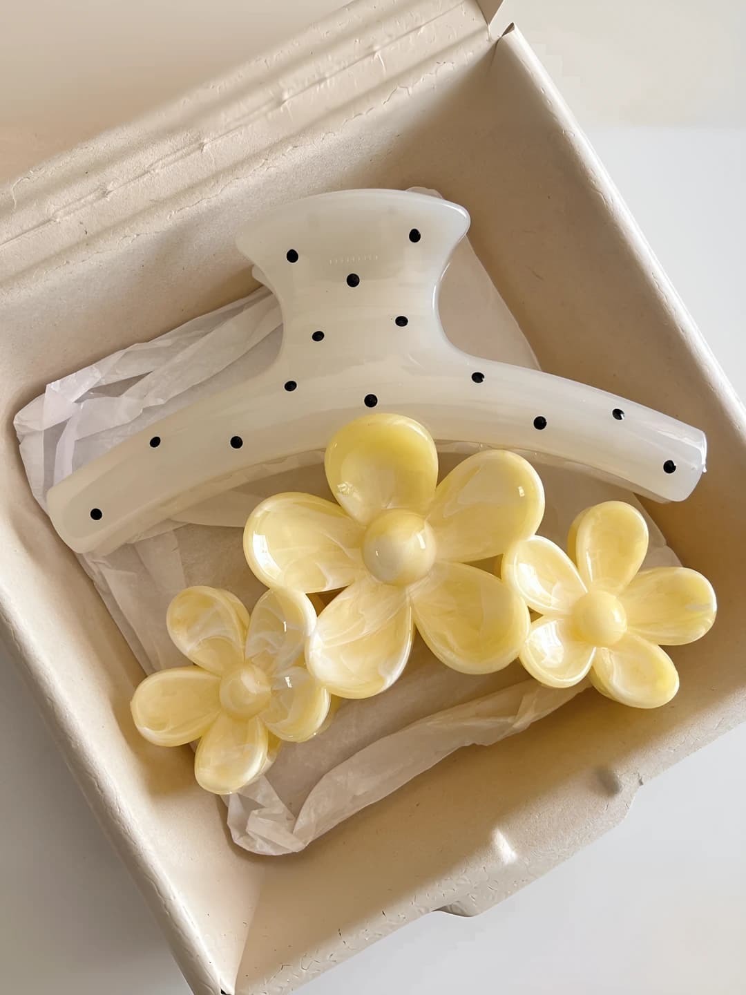 Women's flower hair claw clip: PS material, handmade, 3D flowers in soft tones, light luxury style