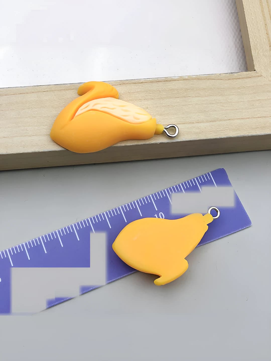 Yellow resin mango 20x35mm-2.5g