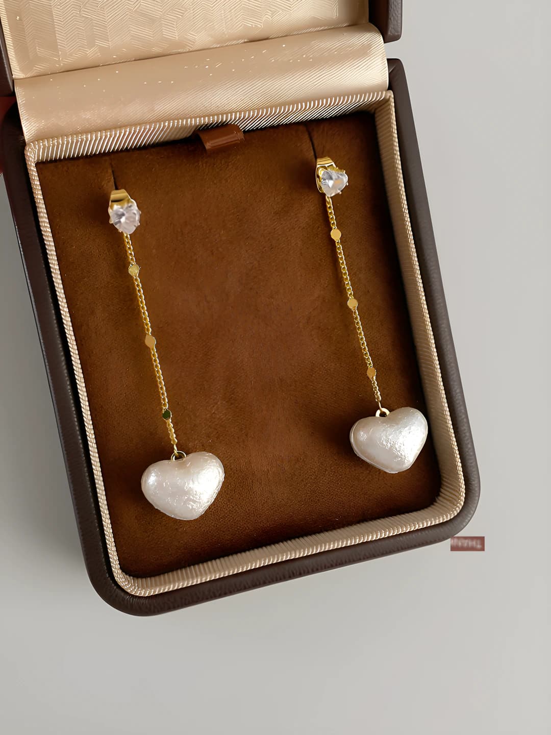 Women's long dangle earrings with pearl inlay in heart shape, light luxury style