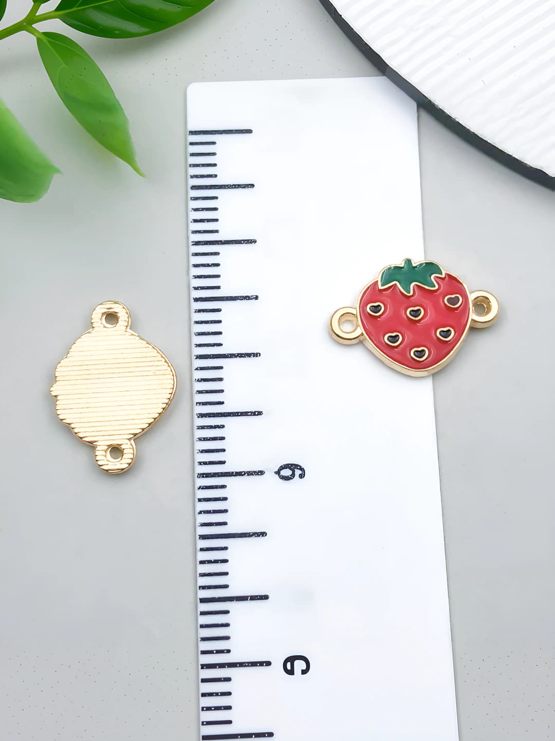 1 kc gold red epoxy double charm strawberry 15x10x1mm-0.65g-23395