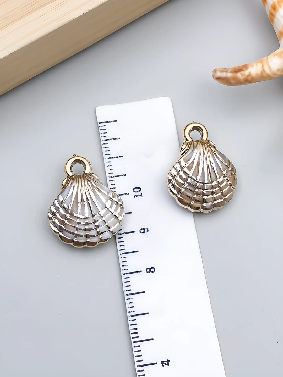 1 pc laser gold off-white acrylic 23x19x8mm-1.5g-23611