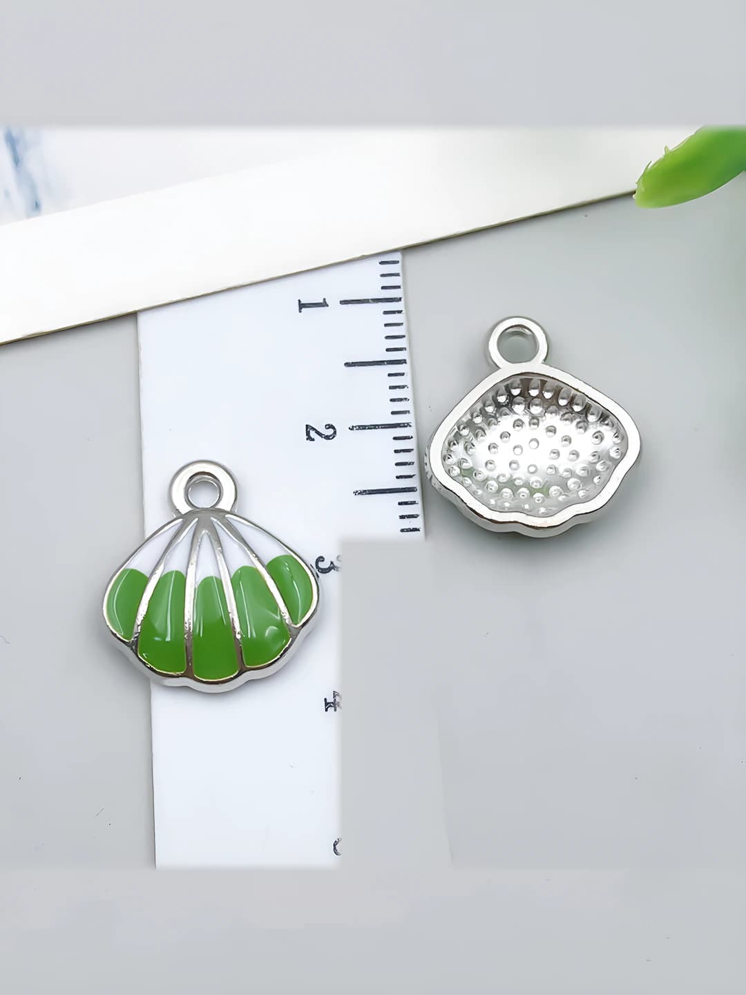 White K, green sea shell, 16x17mm, 1.3g