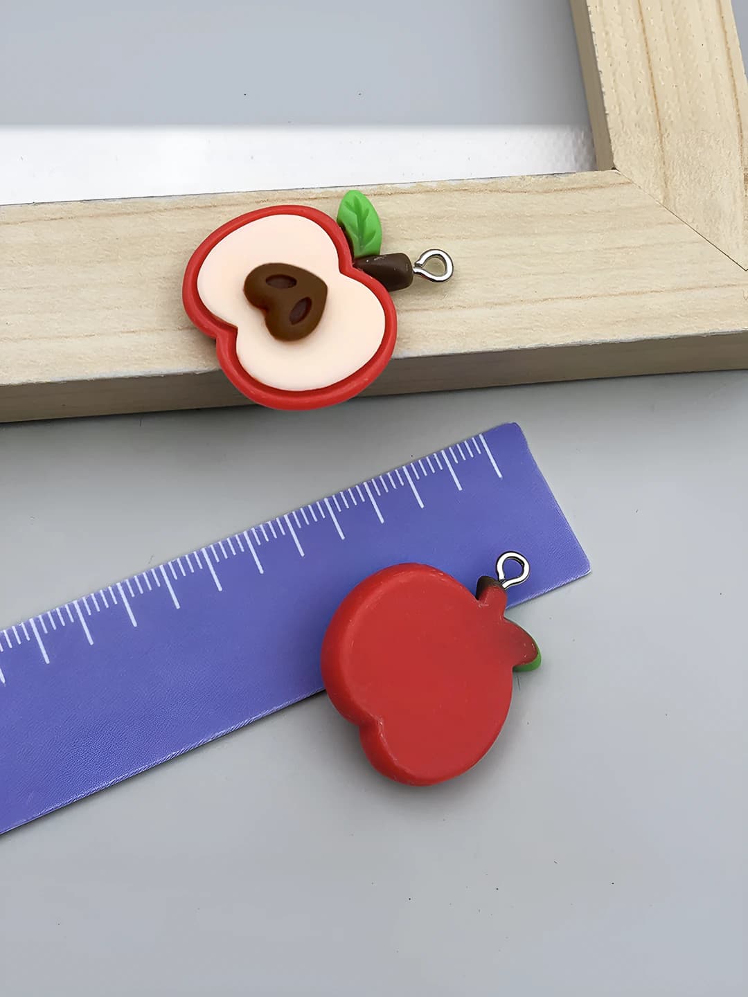 Red apple, 23x28mm