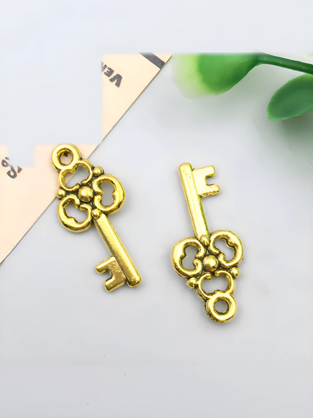 1 pc antique gold key 23x8mm-0.8g