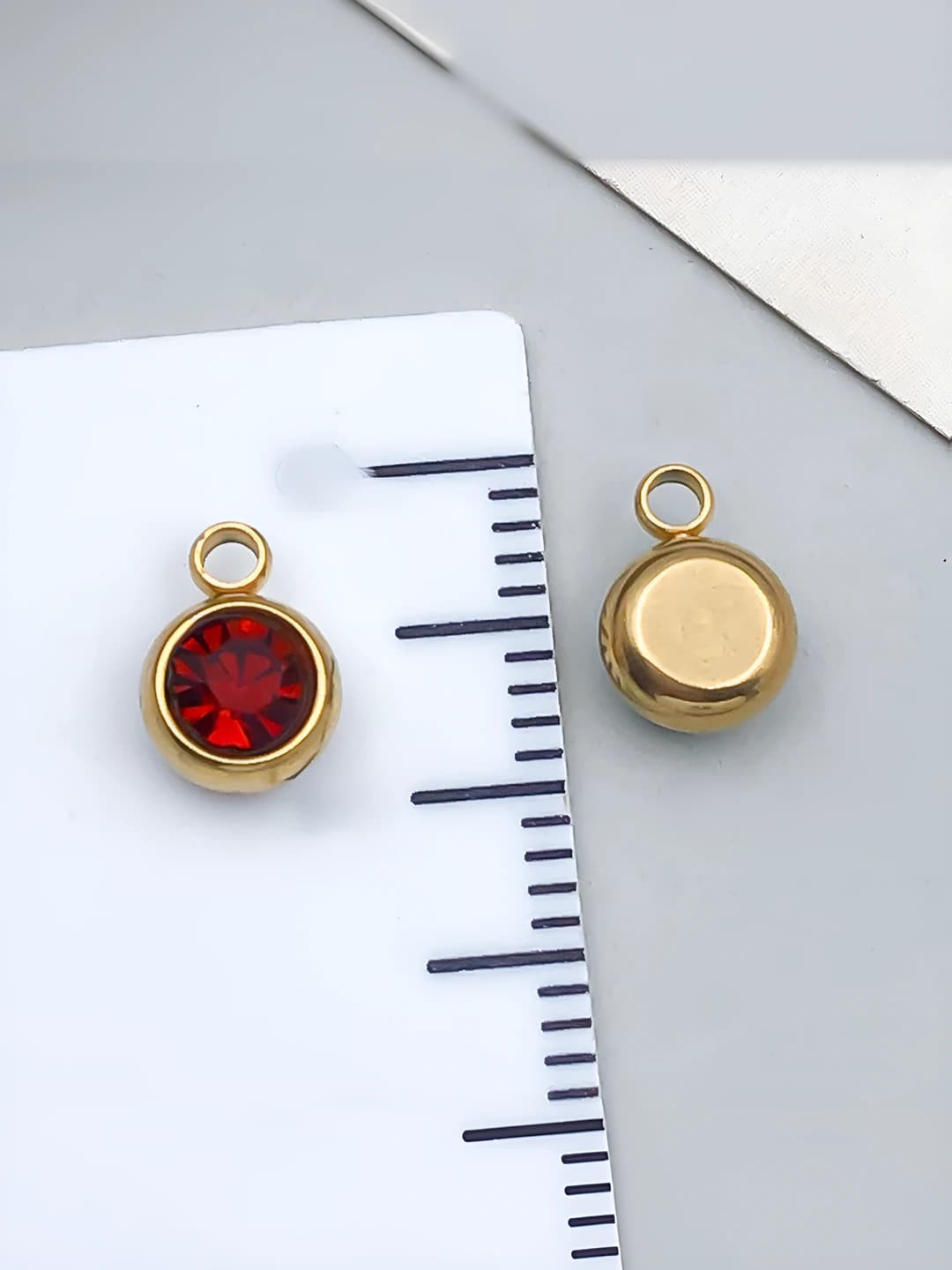 Oltin 6x8.5x4mm, 1.5mm teshik, To'q qizil, Puxtazot, 0.5g