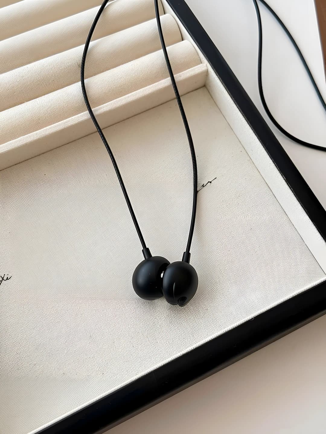 Black earphone pendant