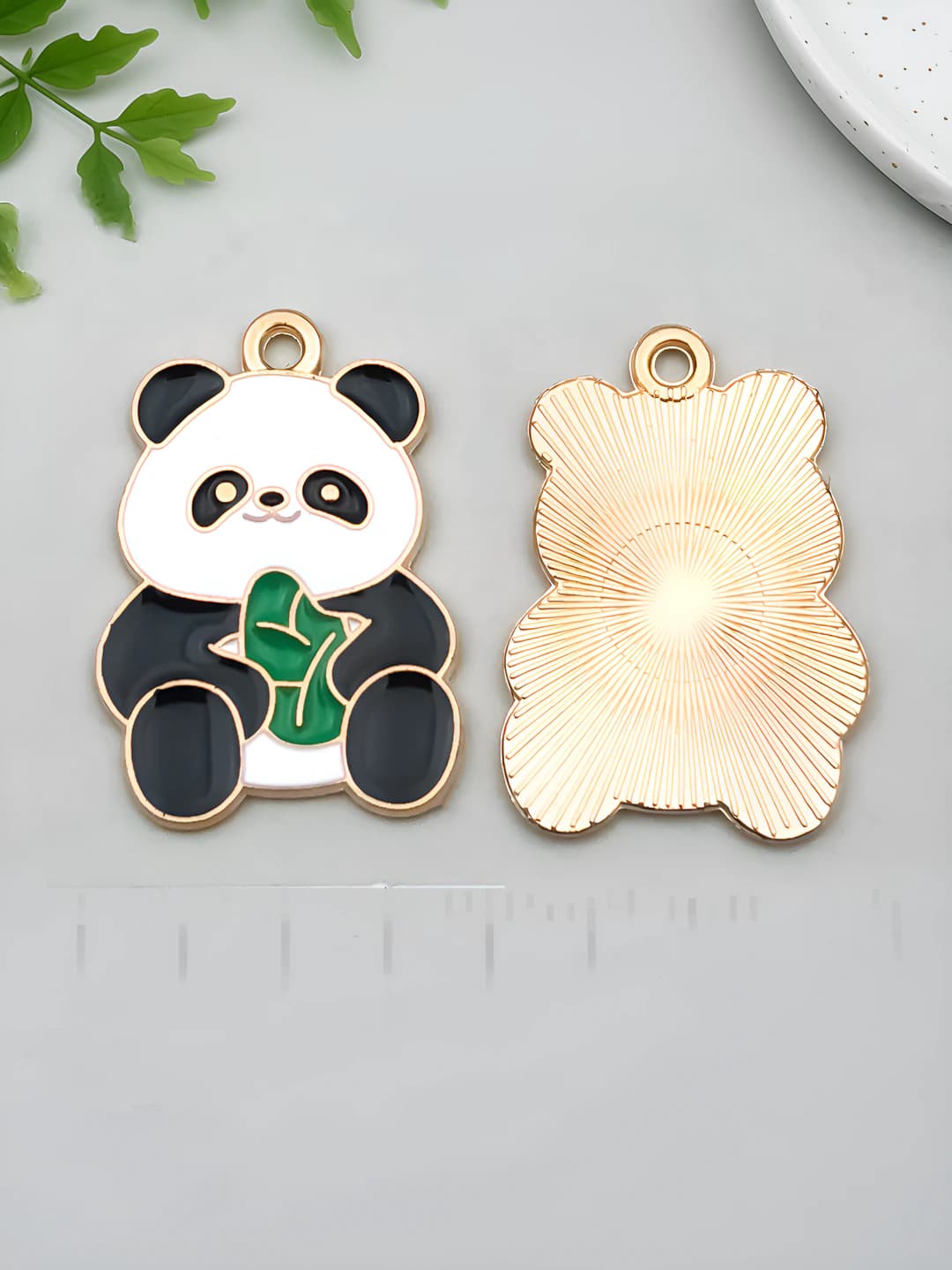1 dona bambuk poyasi tutgan panda 27x19mm - 1.9g - 21647