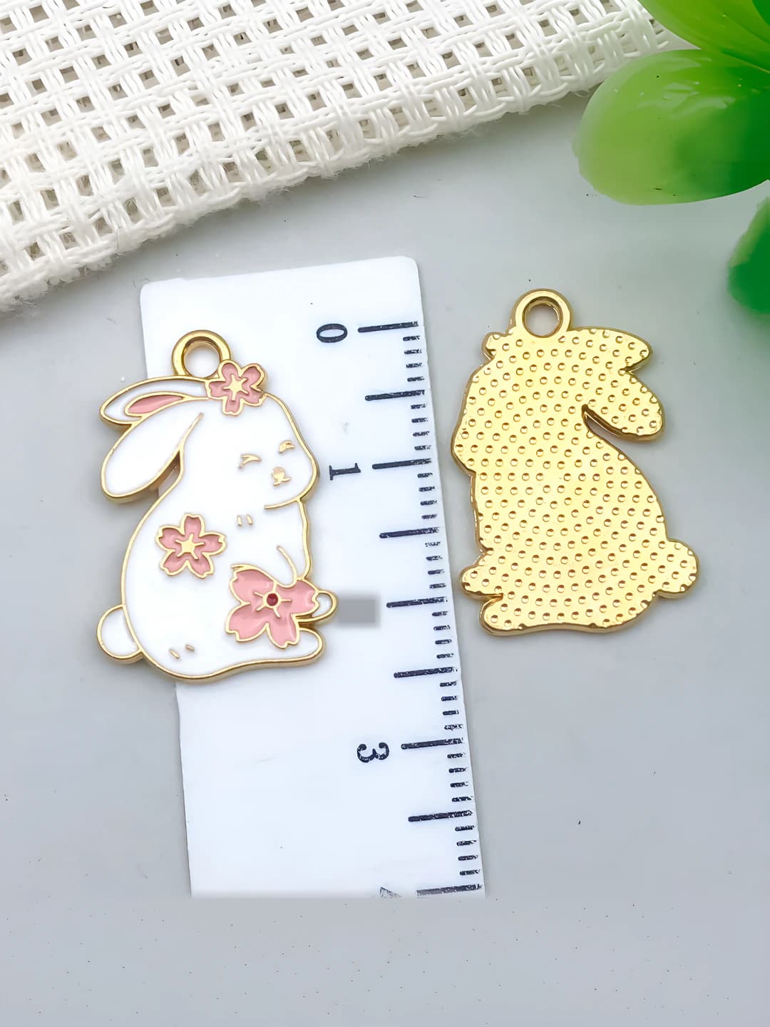 1 pc white floral rabbit 25x17mm-1.9g