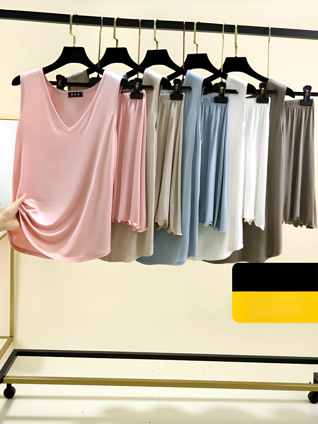 Ayollar uchun uy kiyimi to'plami: V-yoqali mayka va shorti, yupqa, bo'sh (oversize), yoz uchun