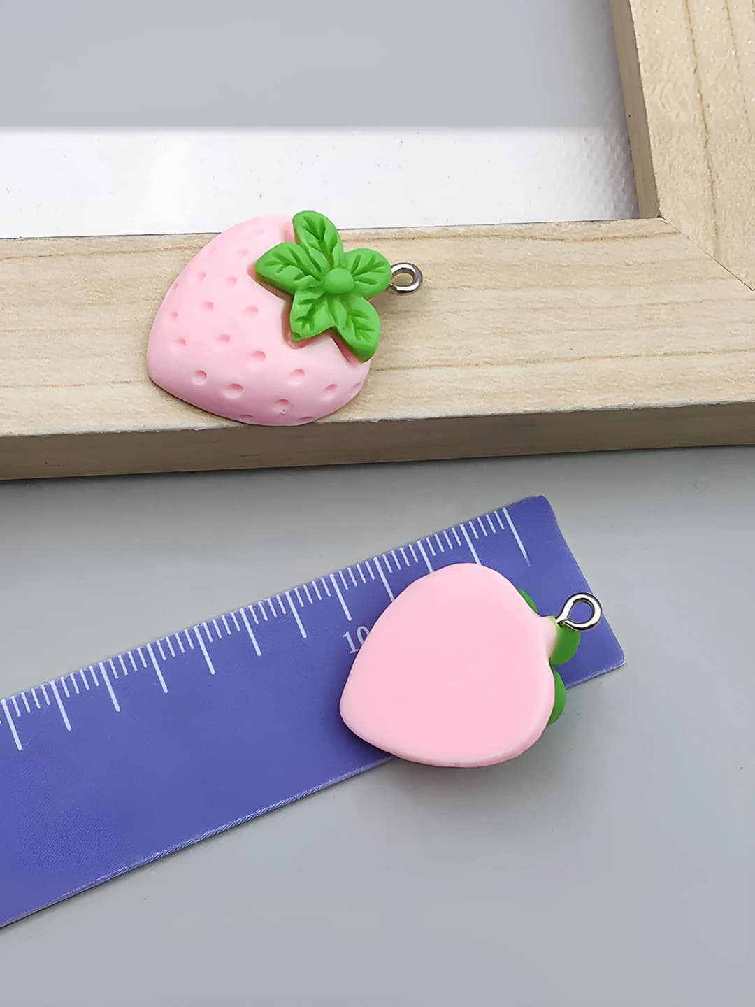 1 pc Pink resin strawberry 21x27mm-2.4g-24234