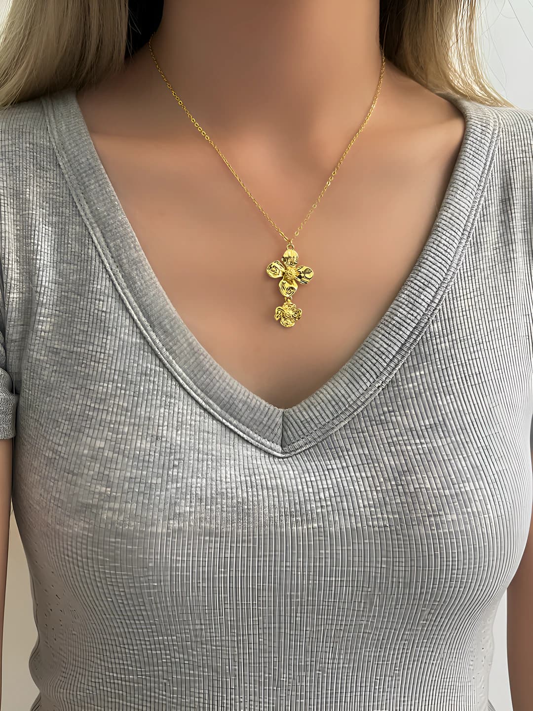 Ayollar uchun oltin rangli marjonli kulon: Fransuz uslubidagi choker, tabiiy va shirin dizayn elementi