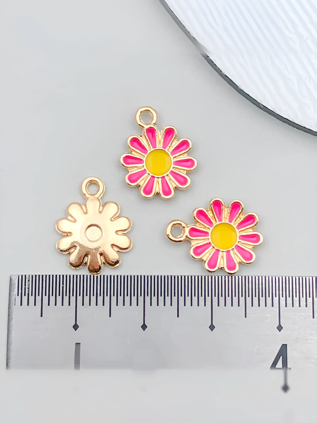 1 pc Rose red small daisy 11.4x14.6mm-0.5g