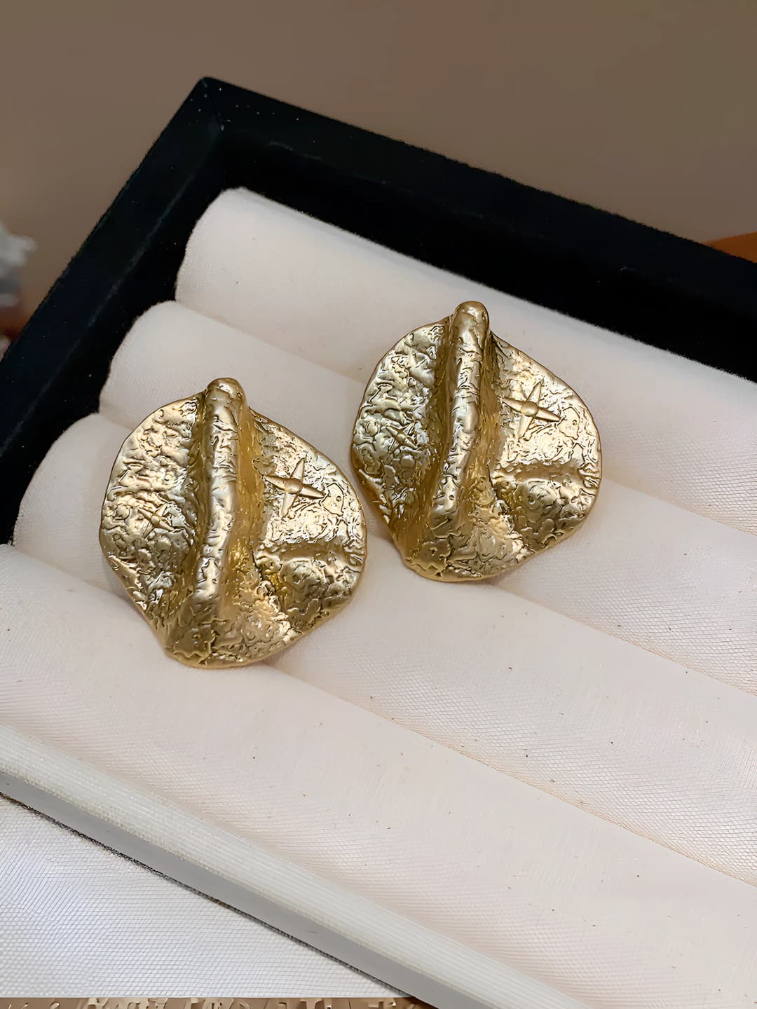 33 Silver pin - Gold