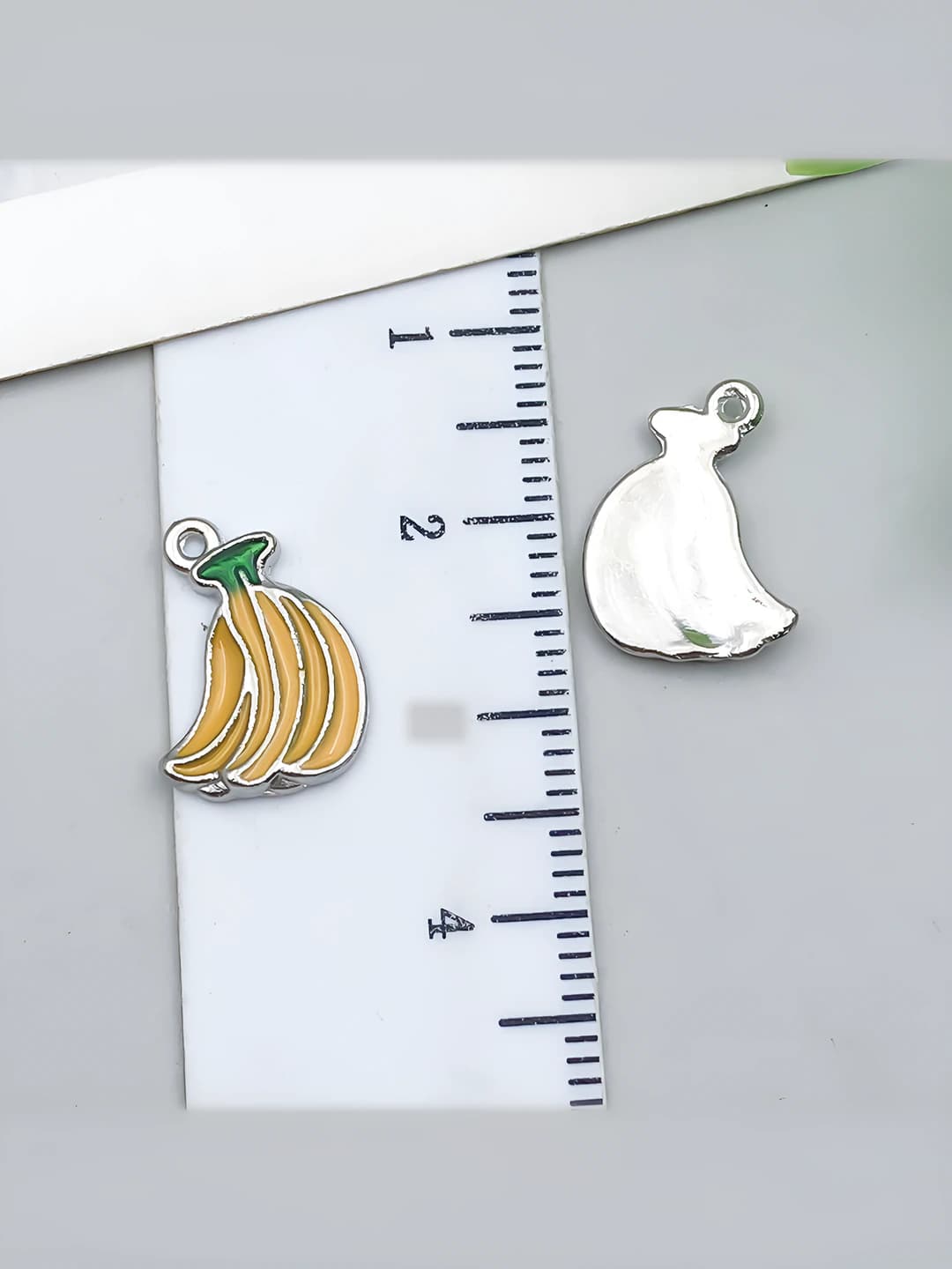 White K, yellow banana, 10x14mm, 0.5g