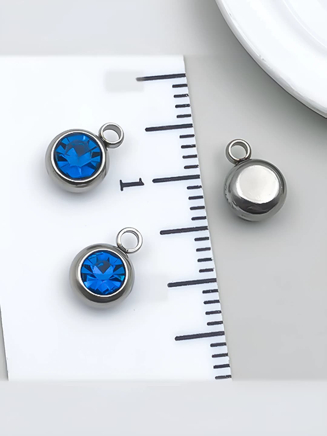 1 dona, 6x8.5x4mm, 1.5mm teshik, och ko'k, po'lat, 0.5g