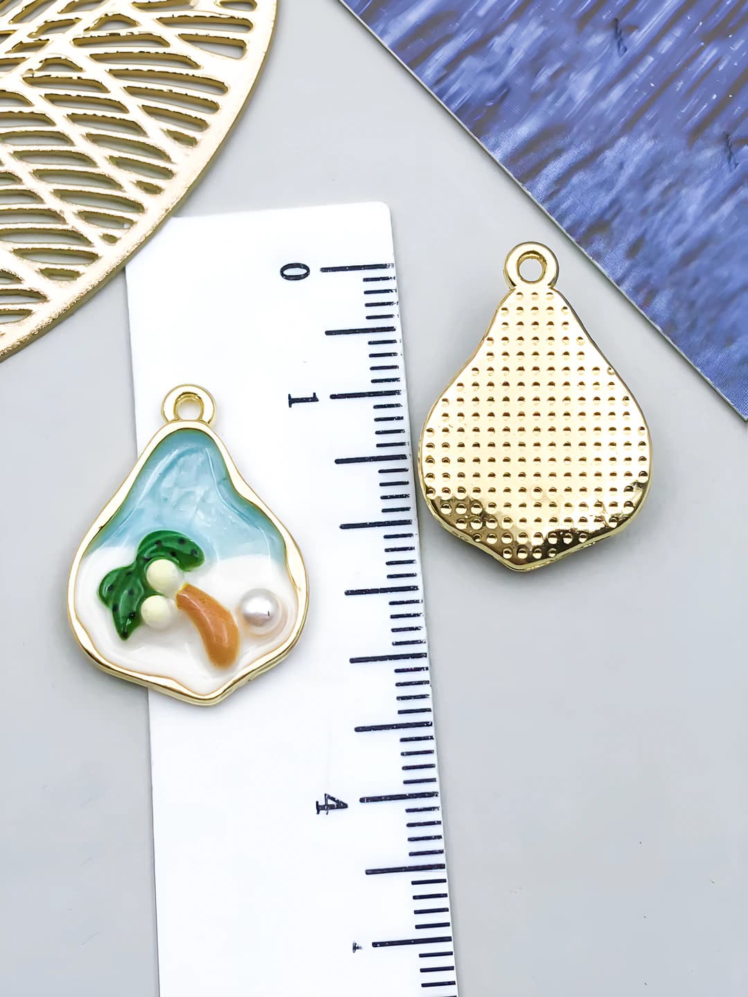 Light blue gold-dusted beach coconut 24x17x5mm-2g
