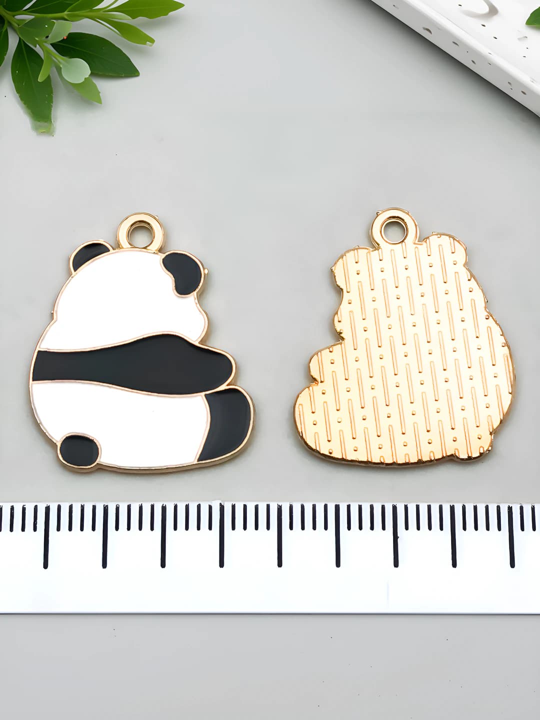 1 dona Orqaga qaragan panda 24x20mm 1.4g